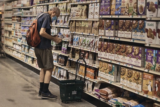 资料图：美国纽约，一名男子在超市购物。