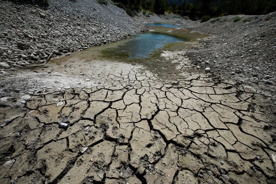 当地时间2022年8月5日，法国遭遇高温干旱，河床见底土地龟裂。图/IC photo