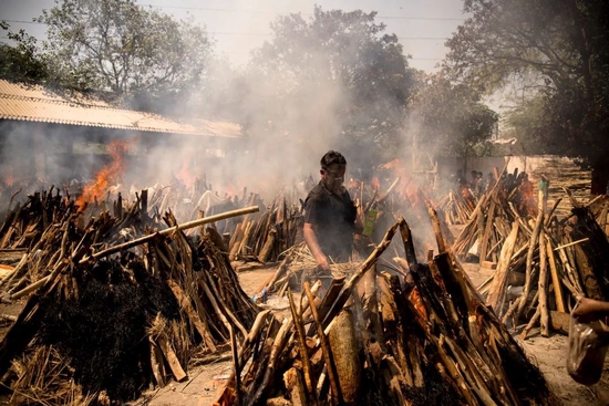德尔塔毒株去年肆虐印度，新德里等多地火葬场疲于奔命，大批民众被迫自行焚烧亲属遗体。图源：NBC