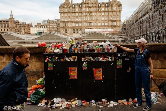 当地时间2022年8月25日，英国爱丁堡，议会工作人员继续罢工，街道上堆满了垃圾。人民视觉 资料图