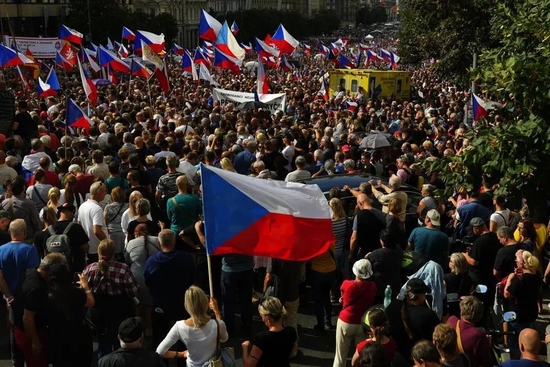9月3日，捷克，约7万人在该国首都布拉格市中心的瓦茨拉夫广场进行抗议
