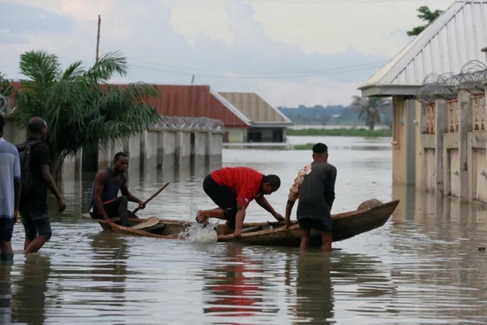 当地时间2022年9月30日，尼日利亚马库尔迪，当地洪水泛滥，民众用小舟出行。图/IC photo