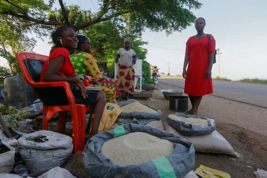 当地时间2022年10月1日，尼日利亚马库尔迪，当地洪水泛滥，民众在路边卖粮食。图/IC photo