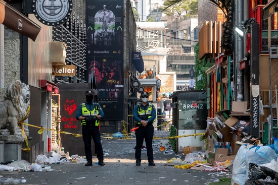 当地时间2022年10月30日，韩国首尔，警察在梨泰院的一条小巷站岗，这里的万圣节派对期间发生踩踏事件，造成多人死亡。  视觉中国 图