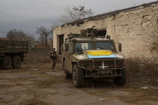 当地时间11月11日，乌克兰军队重新控制赫尔松部分地区，俄乌冲突仍在继续