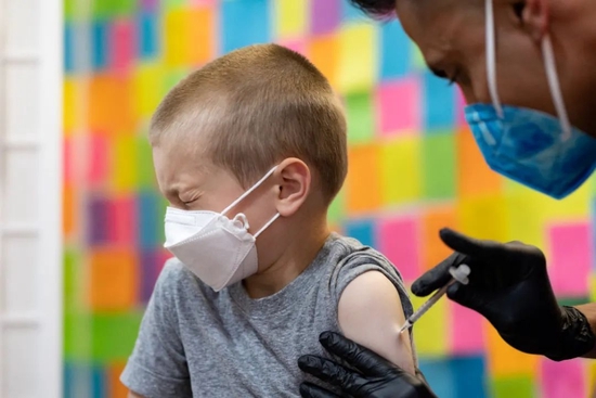 当地时间2022年6月21日，美国宾夕法尼亚州，一名儿童接种新冠疫苗。 图/IC photo