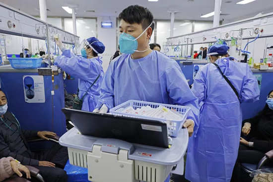 2022年12月31日晚，上海市第一人民医院松江院区内，医护人员在输液室内为患者提供医疗服务。中新社记者 殷立勤 摄