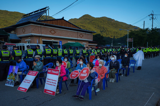  去年9月，韩国庆尚北道星州郡韶成里的村民在一条通往扩建的美军基地的道路上举行抗议。图源：nyt