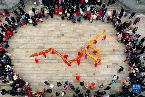 1月26日，民间艺人在山东省青岛市即墨古城表演舞龙（无人机照片）  图：新华社