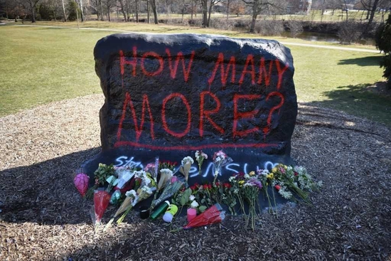 美国民众悼念密歇根州立大学枪击案遇难者