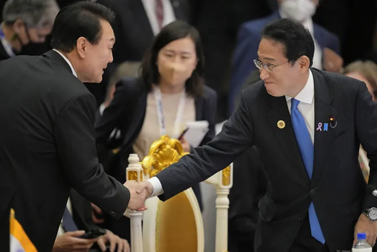 尹锡悦与日本首相岸田文雄。图源：khan