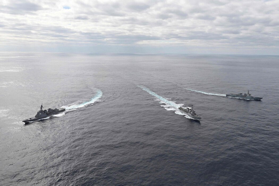 美日韩三国舰船2月在日本海参加军演。图源：nyt