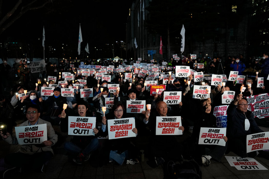 首尔民众集会抗议政府提出的“解决方案”。图源：nyt