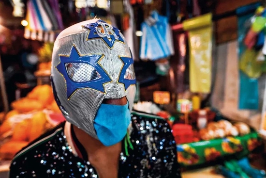 2020 年 8 月 28 日在墨西哥首都墨西哥城霍奇米尔科的一处市场拍摄的戴口罩的摔角手    新华社/法新