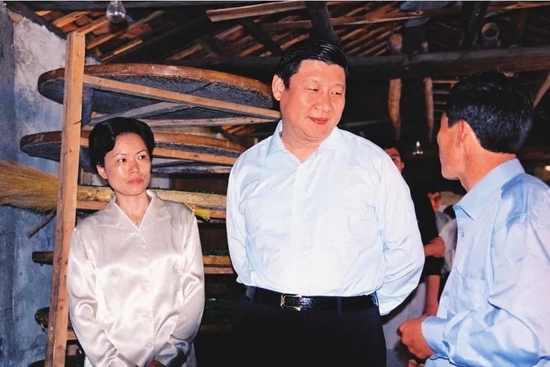  2002年4月，习近平在福建省南平市光泽县华桥乡吴屯村茶山调研。（图源：《习近平在福建》）