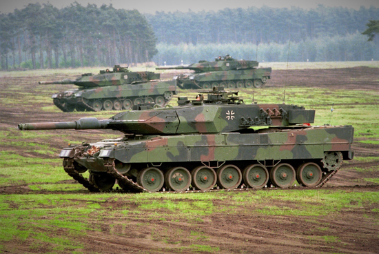  上：美制M1“艾布拉姆斯”主战坦克；下：德制“豹二”主战坦克