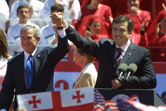 · 2005年，时任美国总统小布什访问格鲁吉亚，萨卡什维利表示热烈欢迎。