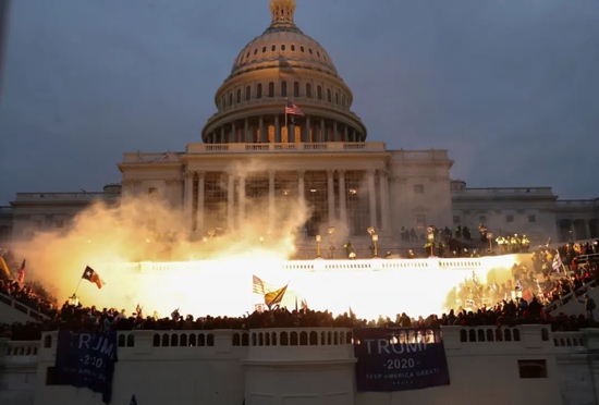  当地时间2021年1月6日，美国华盛顿，示威者进入美国国会区域，并攻破了国会大厦。图/IC photo
