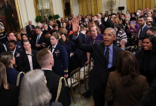  当地时间4月5日，美国华盛顿，奥巴马到访白宫，和众人打招呼。/IC photo