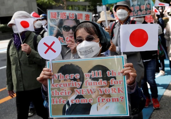 当地时间2021年10月26日，日本东京，民众上街游行示威，反对日本真子公主的婚事。图源：IC photo