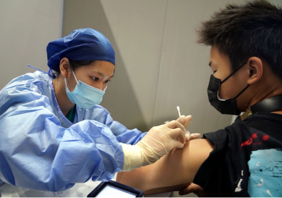 上海市民在接种新冠肺炎疫苗。新华社图