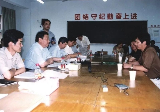  2003年9月，习近平在浙江省金华市浦江县浦江中学开展接访活动。（图源：《习近平在浙江》）