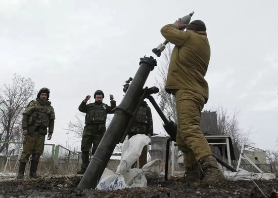 俄罗斯库尔斯克州州长罗曼·斯塔罗沃伊特称，乌克兰方面于4月30日发射多枚炮弹袭击俄克卢别兹口岸  图：俄罗斯卫星通讯社