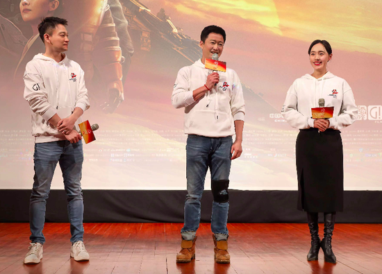 ·郭帆与主演吴京（中）、王智（右）在武警北京总队某支队参与“仰望星辰，守护家园”主题放映活动。