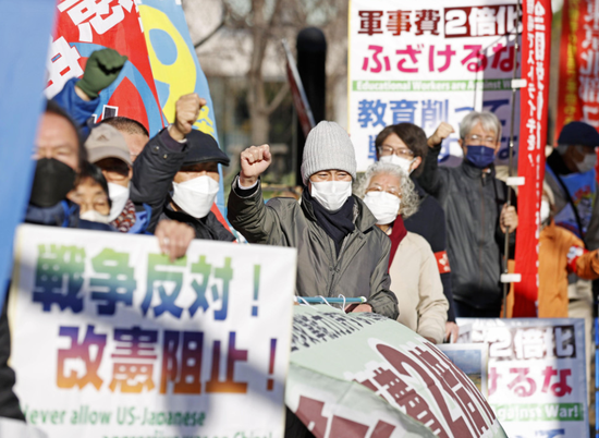 12月16日，日本民众在东京抗议该国提高军费开支。图源：共同社