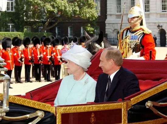  2003年，普京访问英国，受英国女王伊丽莎白二世邀请，在白金汉宫共乘马车 