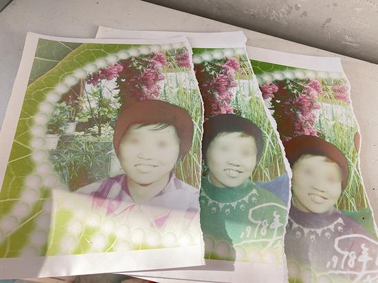  韩月去县城翻印的彩色照片，张尔辉撕了父亲的那半。  澎湃新闻记者 黄霁洁 翻拍