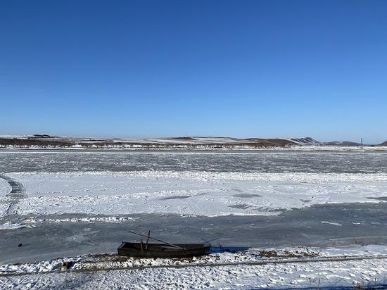 联兴村隔一条江是内蒙古管辖的莫力达瓦达斡尔族自治旗，到冬天江面冰封。 澎湃新闻记者 黄霁洁 图