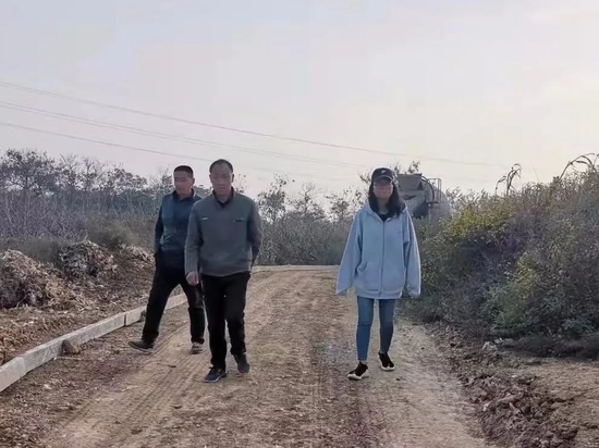 ·张桂芳（右一）在巡查三家村。