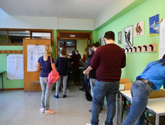  9月25日，选民在意大利罗马一处投票站等待投票。图片来源：新华社