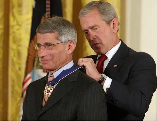  2008年，时任美国总统小布什给福奇授勋