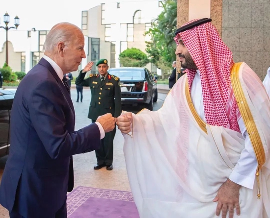拜登与沙特王储穆罕默德·本·萨勒曼碰拳。图源：澎湃影像