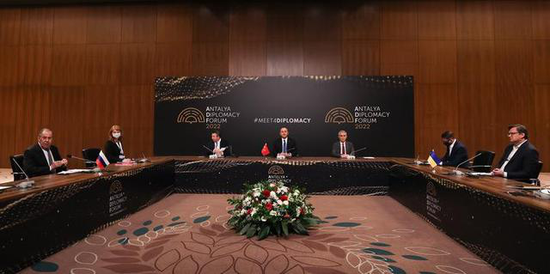 3月10日上午，在土耳其外长恰武什奥卢（中）参与下，俄罗斯外长拉夫罗夫（左一）、乌克兰外长库列巴（右一）在土耳其南部城市安塔利亚郊外举行会晤。图源：新华社