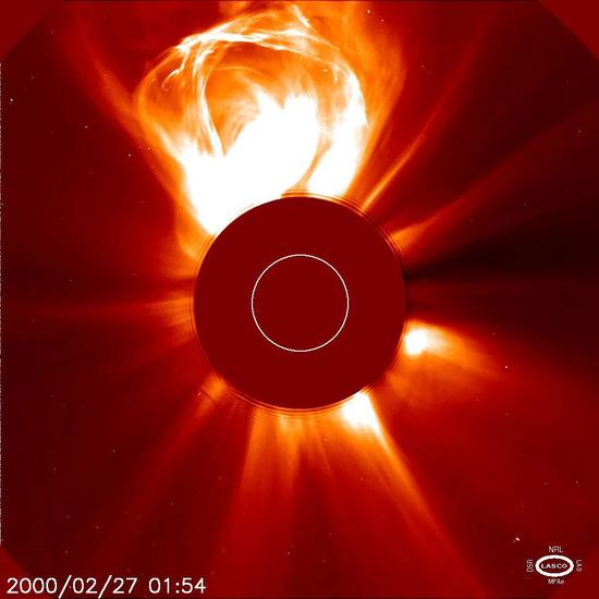 图为2000年2月27日01时54分美国SOHO卫星LASCO望远镜观测的日冕物质抛射，图中上方比较亮的区域为日冕物质抛射，如果日冕物质抛射正对地球，将会引起灾害性空间天气事件。目前我国还没有可以观测日冕物质抛射的设备。