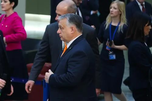  ▲3月24日，匈牙利总理欧尔班在比利时布鲁塞尔的北约总部出席北约特别峰会。此前，欧尔班表示匈牙利政府强烈反对制裁俄罗斯能源部门。图/新华社