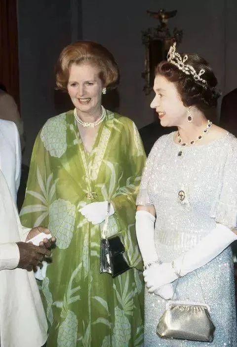1979年，伊丽莎白二世（右）与撒切尔夫人一同前往赞比亚参加英联邦会议