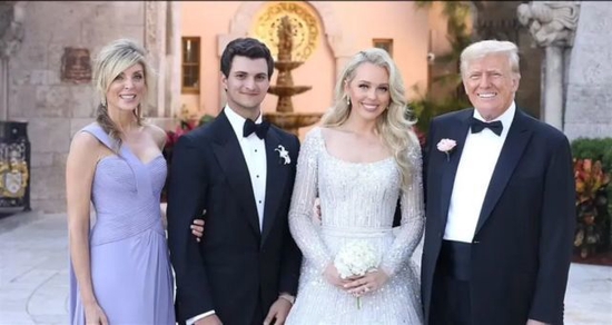 唐纳德·特朗普（右）和玛拉·梅普尔斯（左）与新婚的女儿女婿合影（图片来源：每日邮报）