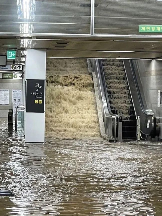 △首尔一处地铁站被淹 图片来自韩国媒体