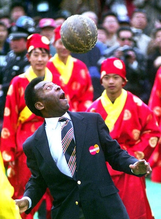 2002年3月，，贝利在长城脚下参加蹴鞠表演，为中国足球助威