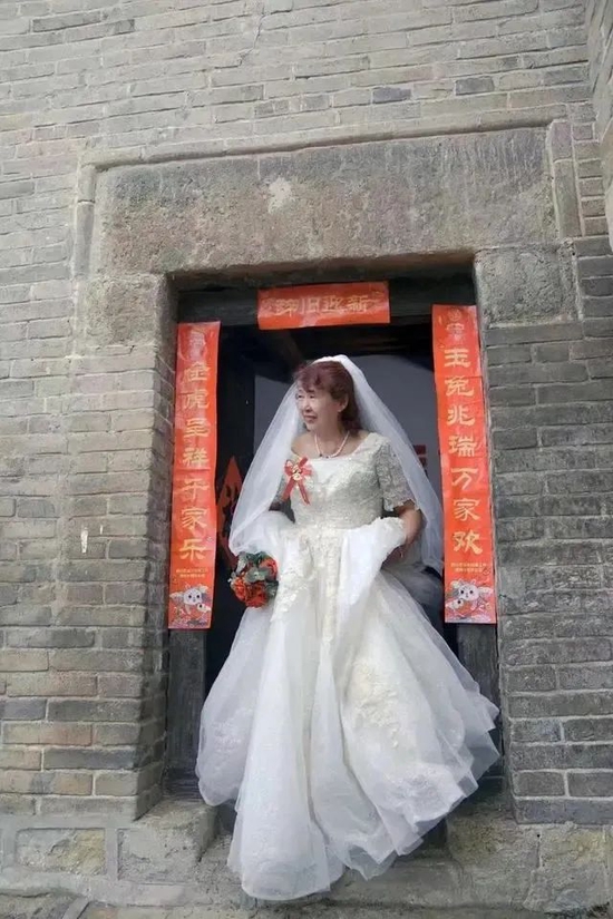  ·张桂芳组织三家村村民拍摄的婚纱照。