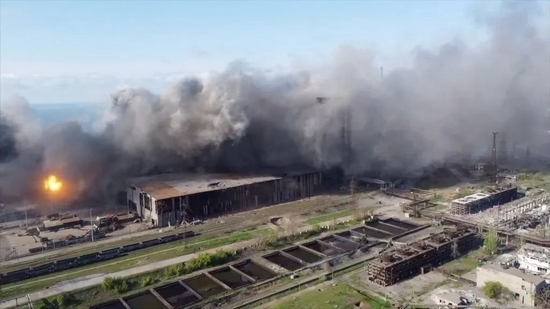 当地时间2022年5月5日，乌克兰马里乌波尔，亚速钢铁厂浓烟滚滚。
