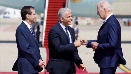 拜登与以色列总理拉皮德碰拳。图源：路透社