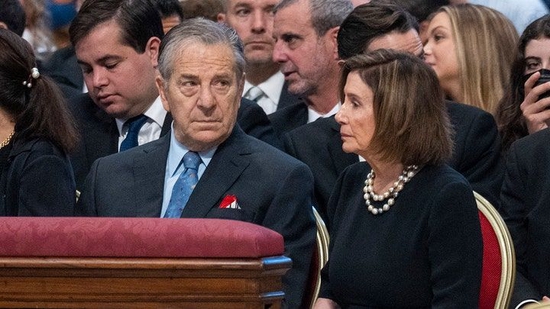美国国会众议院议长南希·佩洛西（右）及其丈夫保罗·佩洛西（左）。（资料图）