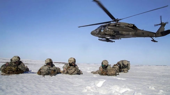 美国士兵在阿拉斯加死马镇附近训练。图源：BBC