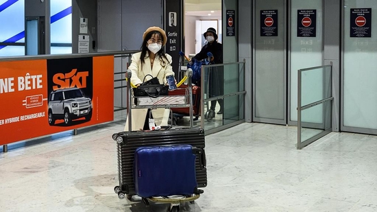 当地时间2023年1月4日，法国巴黎，一名中国游客抵达戴高乐机场。视觉中国 图