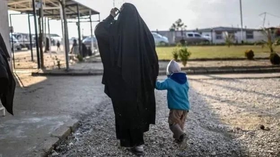 ·叙利亚北部难民营，一名法国籍妇女带着她的孩子。